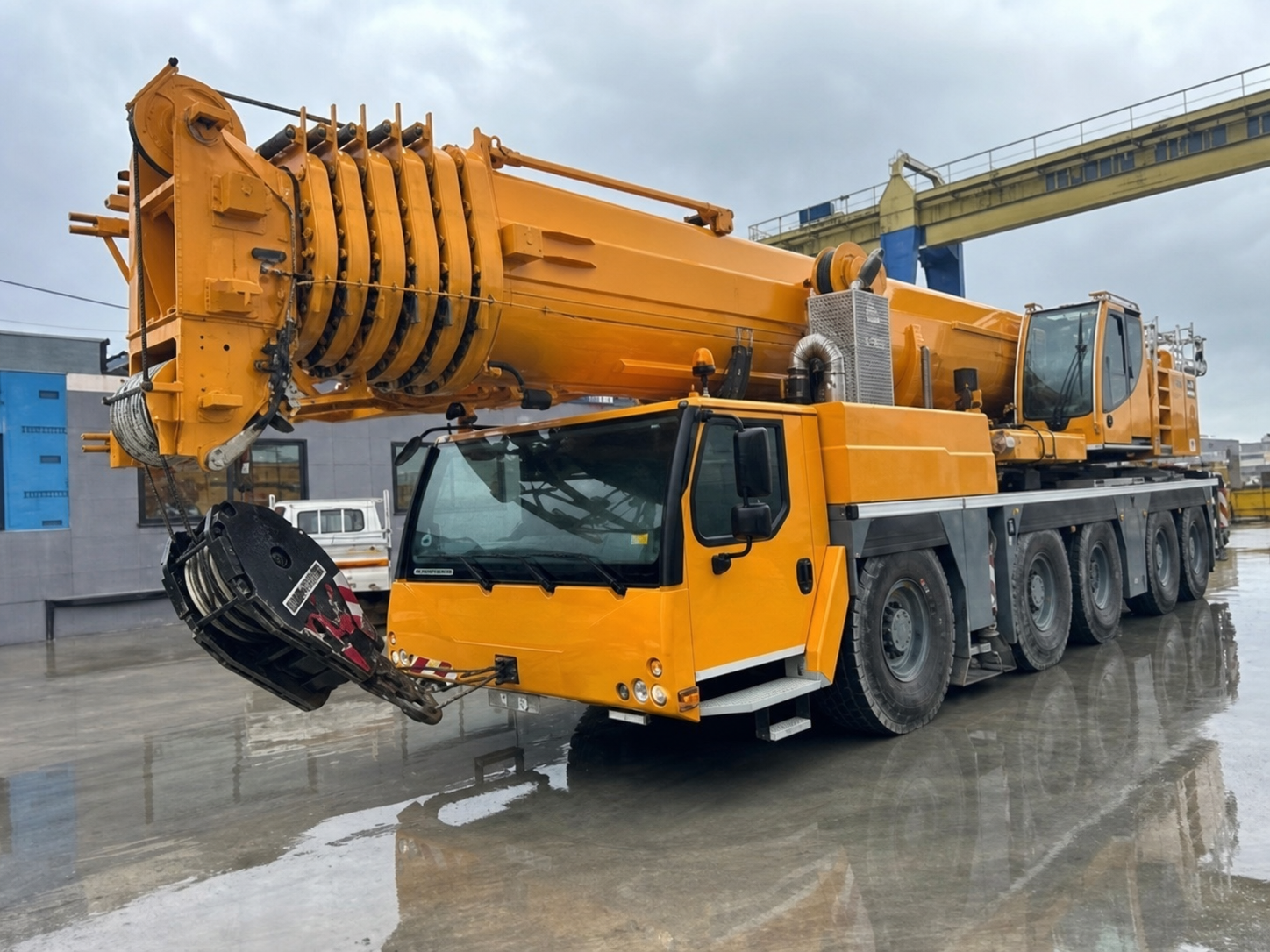 Liebherr LTM 1100-5.2 100-tonne mobile crane
