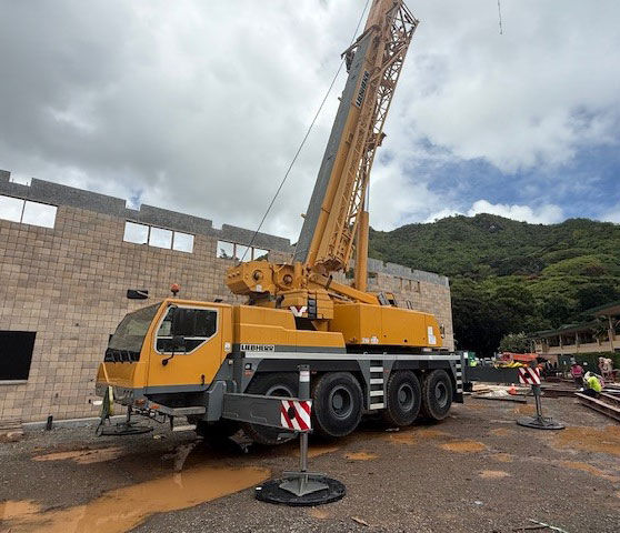 Liebherr LTM1100 - Side view