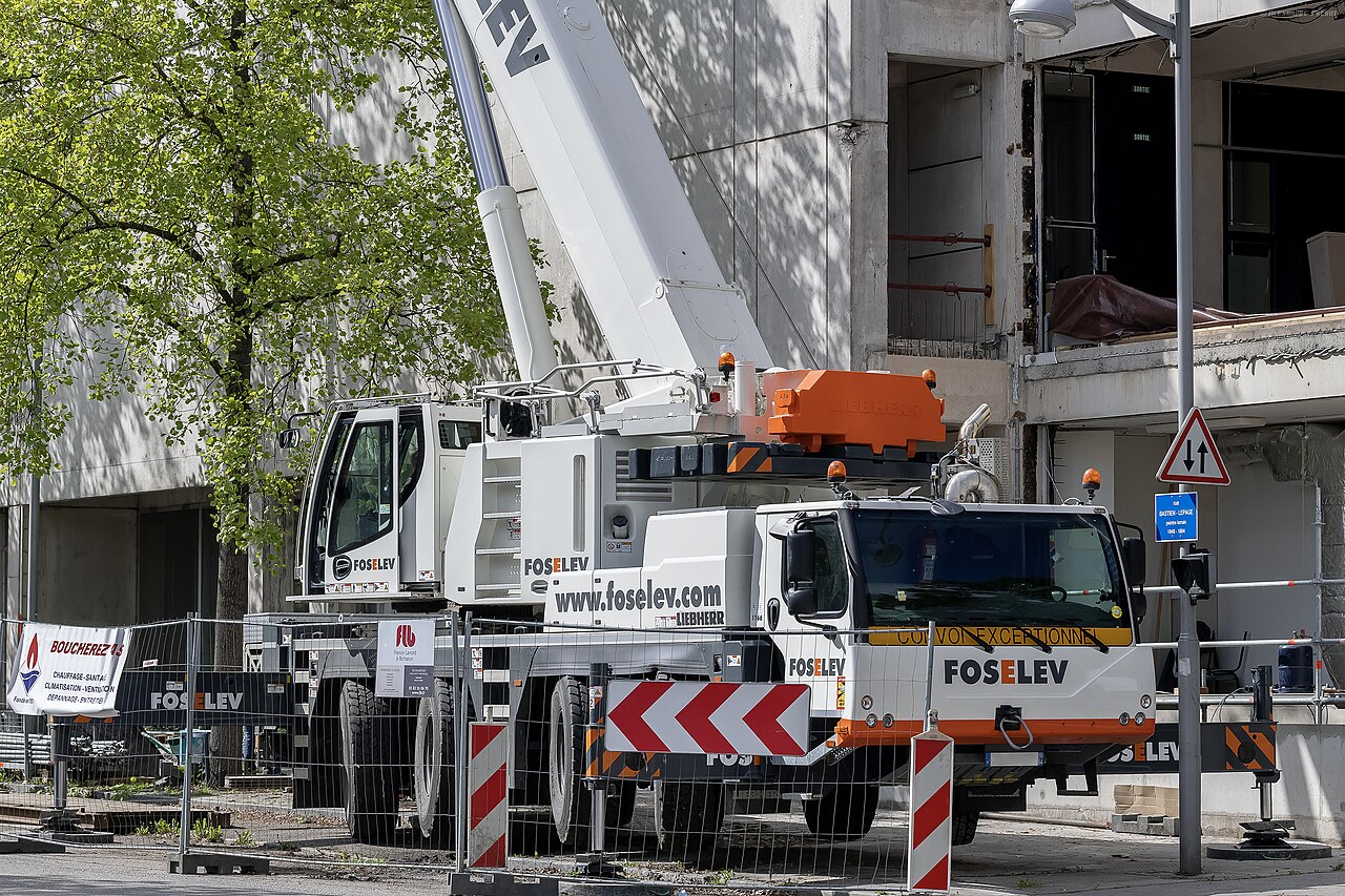 Liebherr LTM 1100-4.1 - Boom extended on site