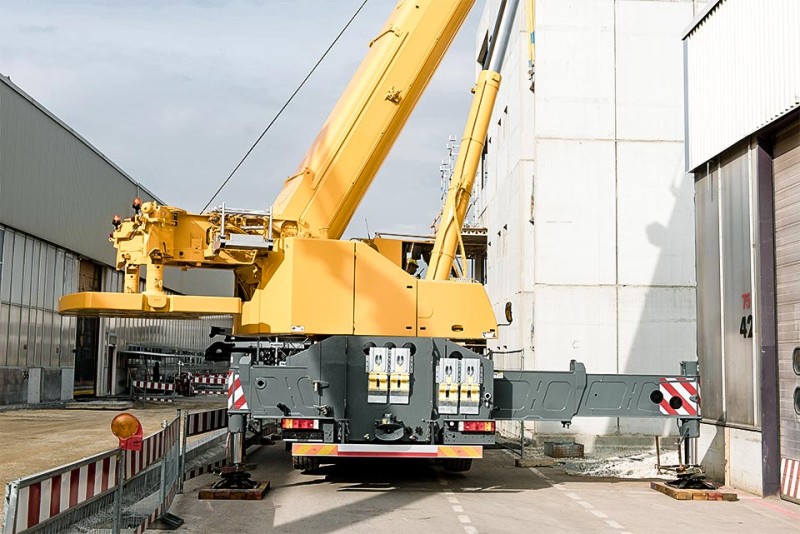 Liebherr LTM 1160-5.2 - Boom extended on a jobsite
