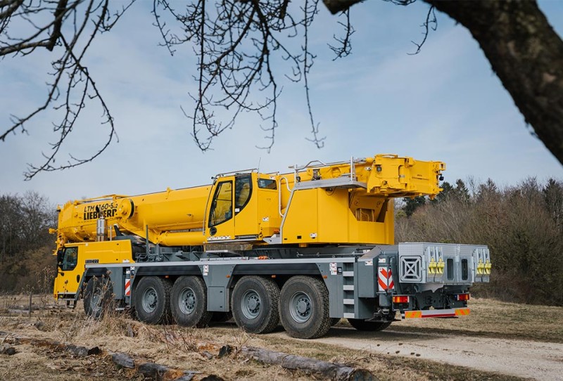 Liebherr LTM 1160-5.2 - Side view parked