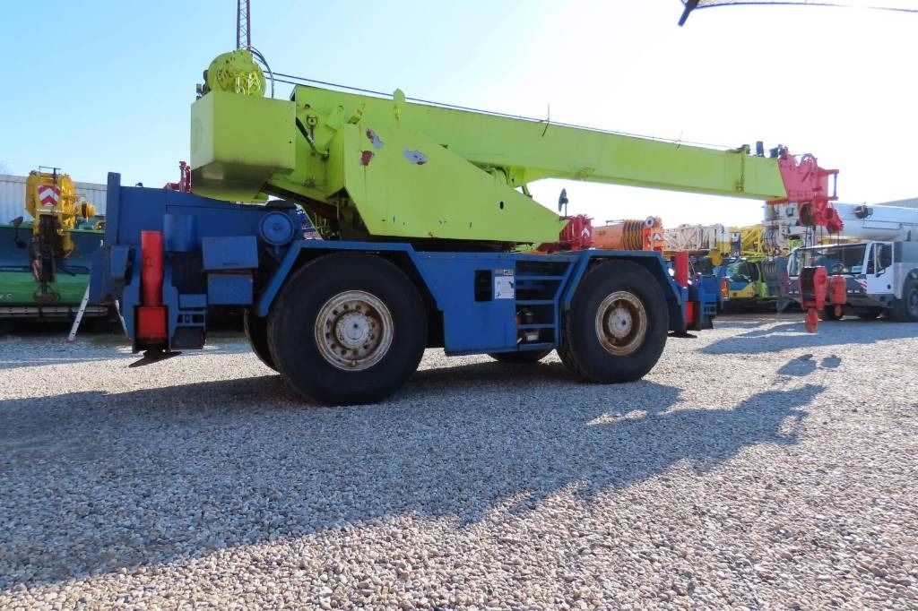 Liebherr LTM 1100-5.2 100-tonne mobile crane